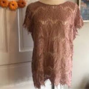 EUC Women’s Lace Top size Small